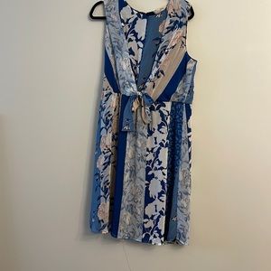 Dress in chiffon floral with tie in front. Waist is elastic. Davina size Xl